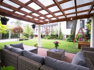 Jak stworzyć stylowe patio z zestawami mebli ogrodowych z technorattanu